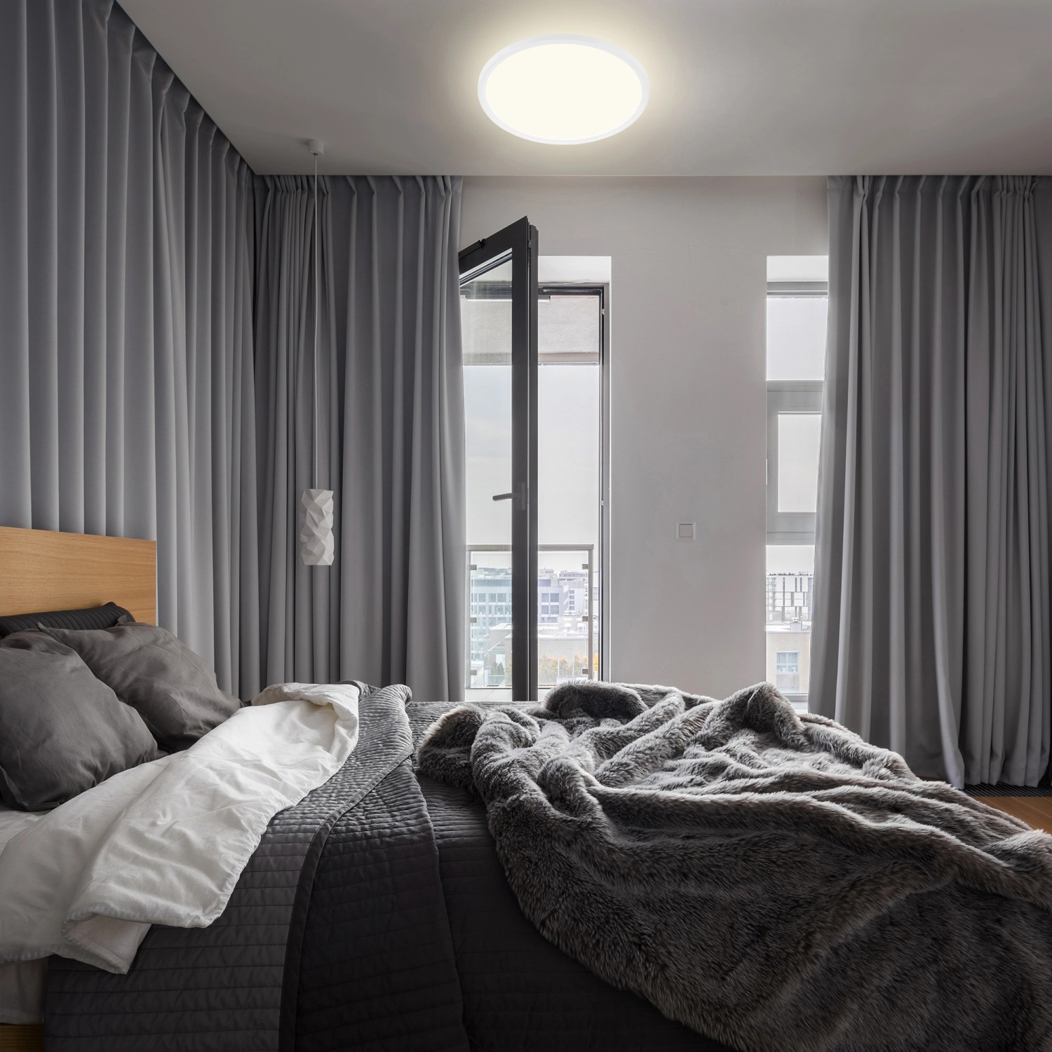 Weiße, runde Brilo LED-Deckenleuchte Slim 18W im Schlafzimmer mit indirekter Beleuchtung.