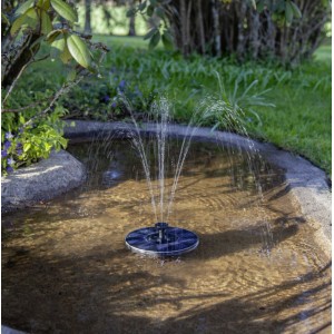 Schwarze LED-Solar-Wasserfontäne mit rundem Solarpanel, sprüht Wasser in einem Steinteich. Garten-Deko.