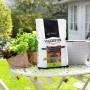 Lechuza Veggiepon Pflanzsubstrat 12L auf Gartentisch mit Gemüse und Kräutern.