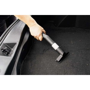Einhell Universaldüse klein im Einsatz zum Saugen im Kofferraum eines Autos.