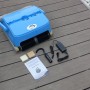 Blauer Akku-Poolroboter Orca 300 CL mit Zubehör für die Poolreinigung.