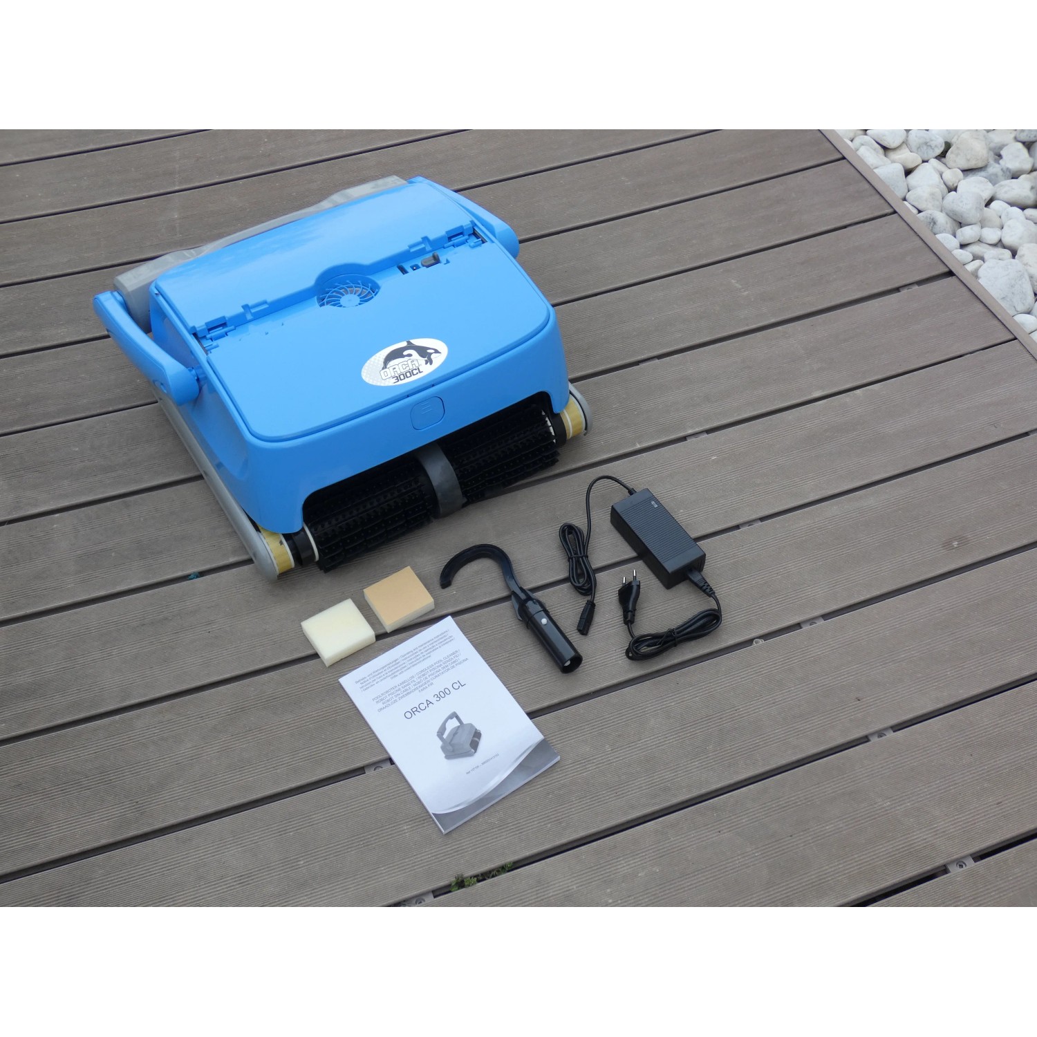Blauer Akku-Poolroboter Orca 300 CL mit Zubehör für die Poolreinigung.