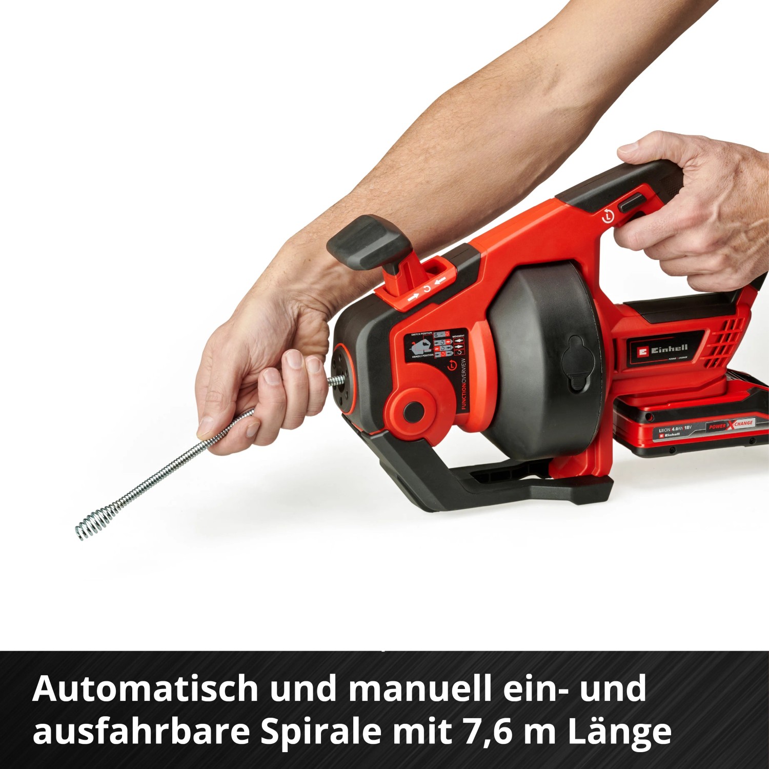 Einhell Akku-Rohrreiniger TE-DA 18/760 Li Solo mit Spirale in Anwendung.