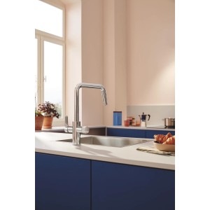 Grohe Blue Pure Start Küchenarmatur-Set mit Aktivkohlefilter in Silber vor Küchenkulisse.