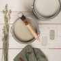 Little Dutch Wandfarbe Pure Olive Grün, extra matt, mit Pinsel und Farbmustern auf Holz.