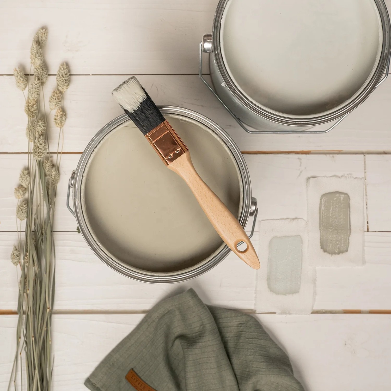 Little Dutch Wandfarbe Pure Olive Grün, extra matt, mit Pinsel und Farbmustern auf Holz.