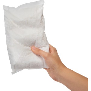Humydry Raumentfeuchter Nachfüllpack Neutral, 1 kg Packung in Hand gehalten.
