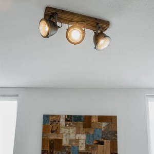 Industrielle 3-flammige Deckenleuchte Emado aus Stahl und Holz, kippbar.