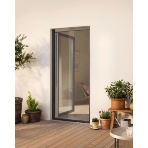 Weißes tesa® Insect Stop Fliegengitter Premium für eine Terrassentür mit dunklem Rahmen.