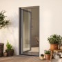 Weißes tesa® Insect Stop Fliegengitter Premium für eine Terrassentür mit dunklem Rahmen.
