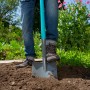 Gardena Spaten ClassicLine im Einsatz: Person sticht Spaten in die Erde.