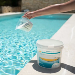 Bayrol pH-Minus Granulat 6kg wird in einen Pool gegeben, um den pH-Wert zu senken.