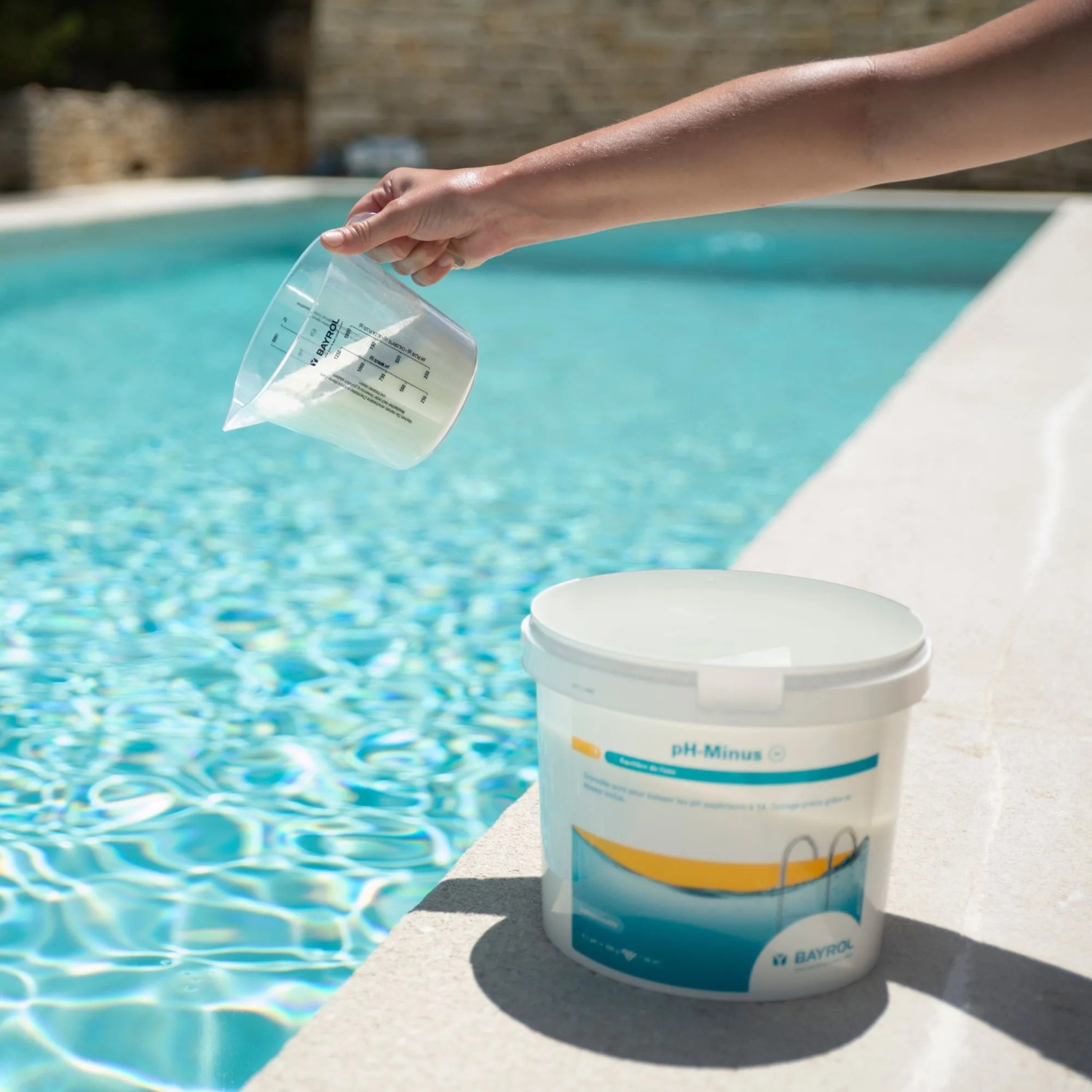 Bayrol pH-Minus Granulat 6kg wird in einen Pool gegeben, um den pH-Wert zu senken.