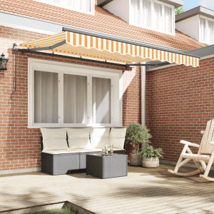 Gelb-weiß gestreifte vidaXL Einziehbare Markise über Terrassen-Sitzbereich, bietet Sonnenschutz.