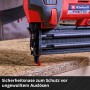 Einhell Akku-Nagler Fixetto 18/50 N beim Eintreiben eines Nagels in Holz.
