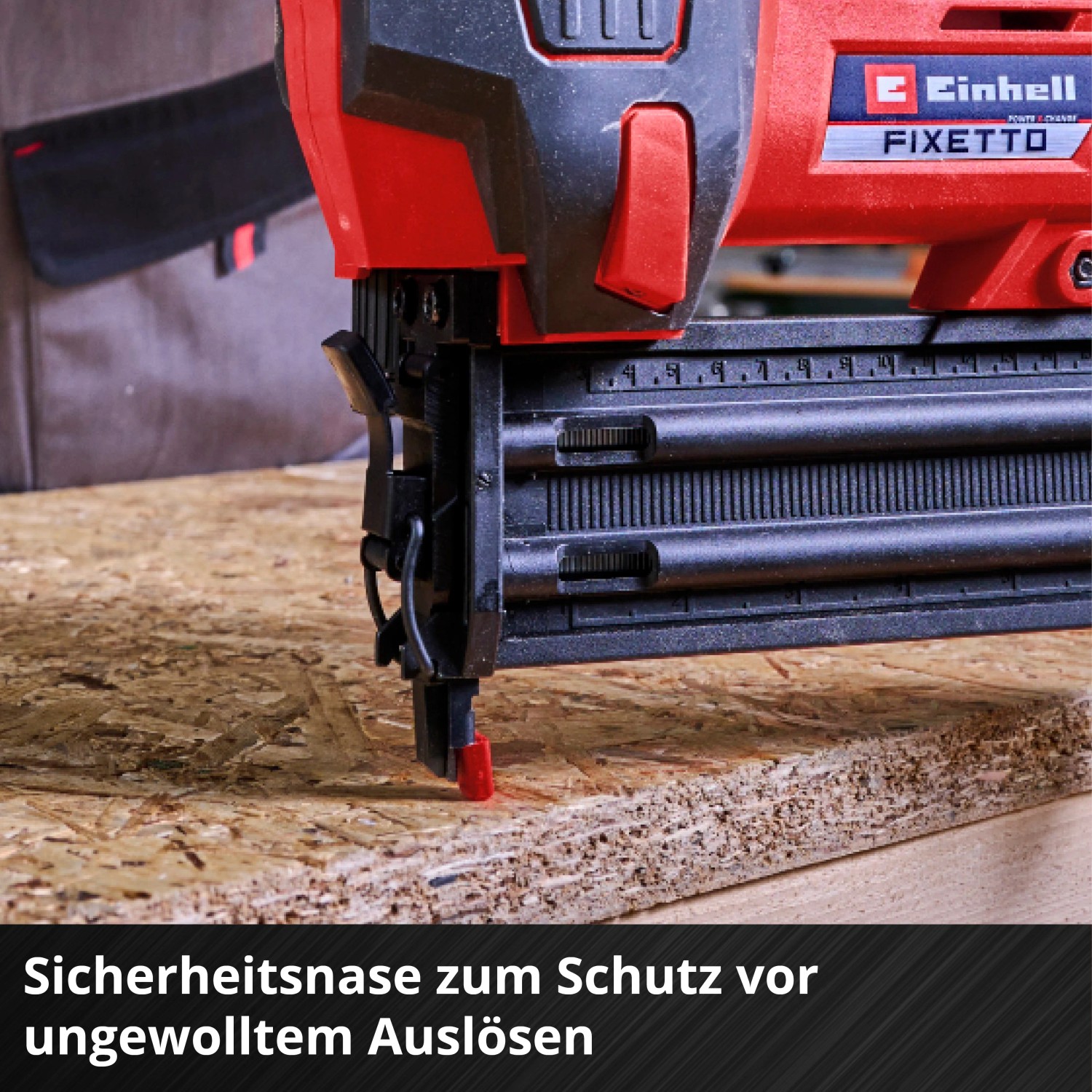 Einhell Akku-Nagler Fixetto 18/50 N beim Eintreiben eines Nagels in Holz.