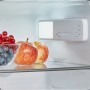 Innenansicht Wolkenstein Einbaukühlschrank mit LED-Beleuchtung und Lebensmitteln.