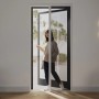 Weiße Cocoon Home Concepts Plissee Insektenschutztür mit seitlicher Öffnung im Türrahmen.
