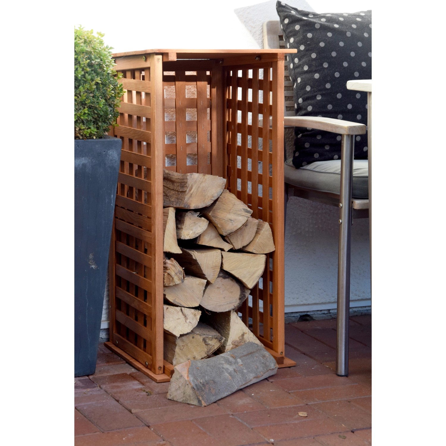 Dobar Kaminholzregal aus Kiefernholz, braun lasiert, mit Holz gefüllt. Ideal für Kaminholz.