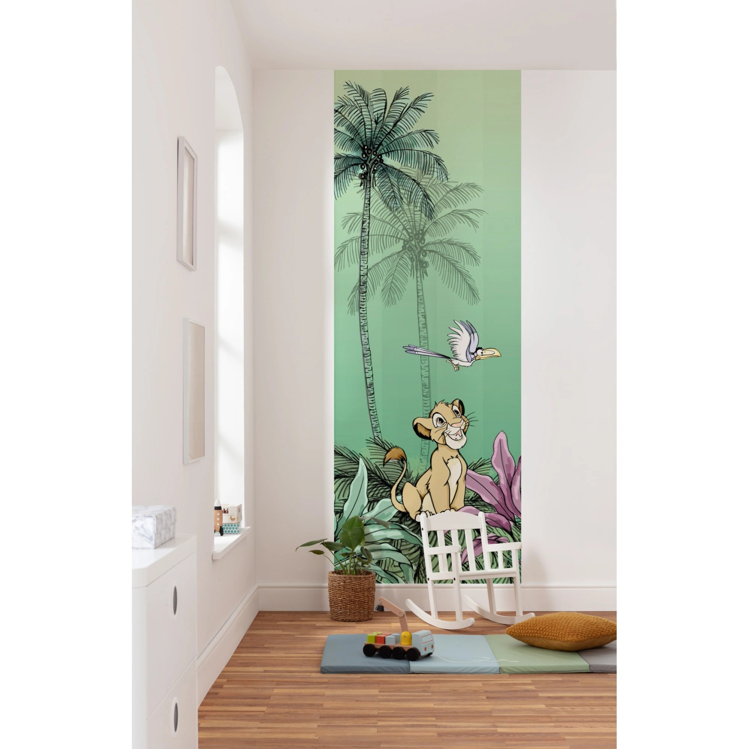 Komar Vlies Fototapete Jungle Simba, 100x280cm, mit Dschungelmotiv und Simba im Kinderzimmer.