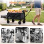 Schwarzer faltbarer Bollerwagen mit erweiterbarer Heckklappe, beladen mit Campingzubehör, wird von einem Mann gezogen. 100kg Tragkraft.