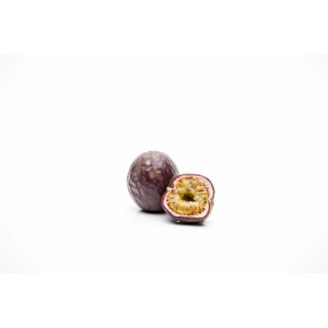 Maracuja Frucht, ganze und halbe Frucht mit Fruchtfleisch, vor weißem Hintergrund.