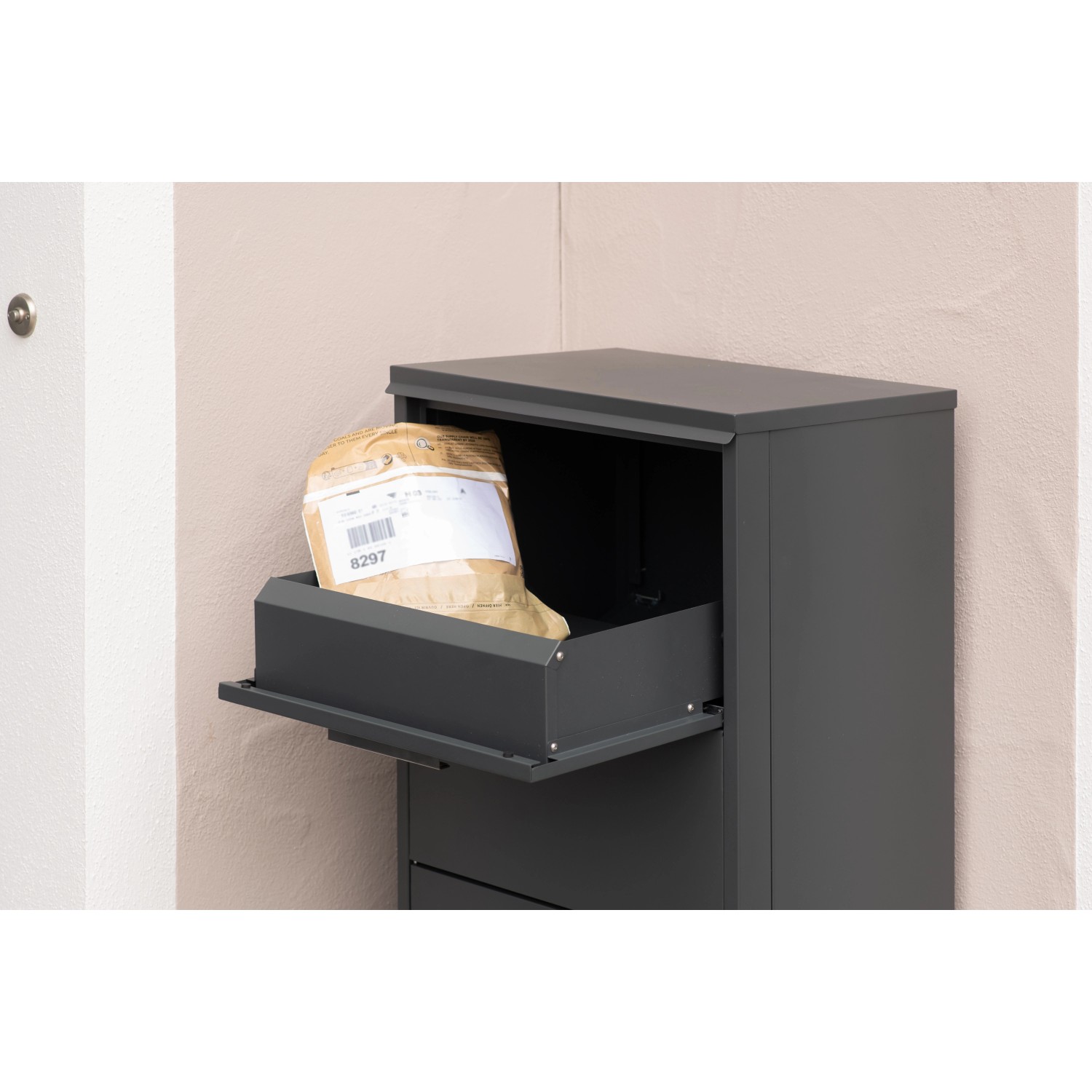 Westmann Paketbox Pepe Anthrazit mit Paket im Kippfach.