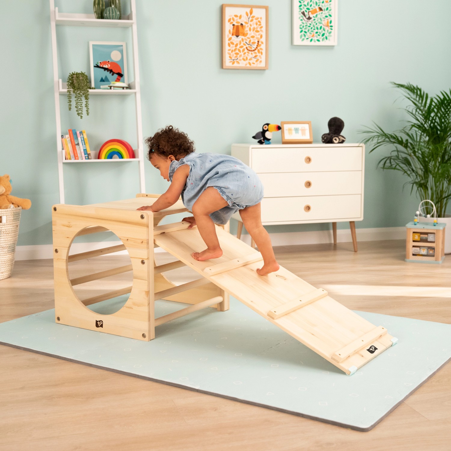 TP Toys Rutsche und Brücke Active: Kinderspielgerät aus Holz, naturfarben, mit Rutsche und Kletterelementen.