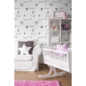 Kinderzimmer mit Vliestapete mit Tieren, schwarz-weiß, mit Kinderbett und Sofa.