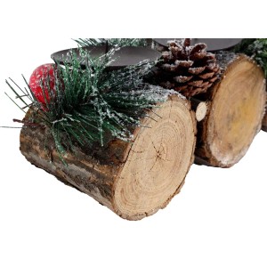 Adventsgesteck aus Holz mit Kerzenhaltern, Tannenzweigen, Kugeln und Zapfen als Weihnachtsdekoration.