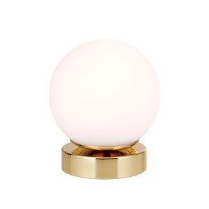 Goldene LED Tischleuchte Tricia mit opalweißem Kugelschirm für stimmungsvolle Innenbeleuchtung.