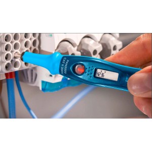 Pancontrol PAN 2000 Phasenprüfer bei Spannungsprüfung an Verteilerdose.
