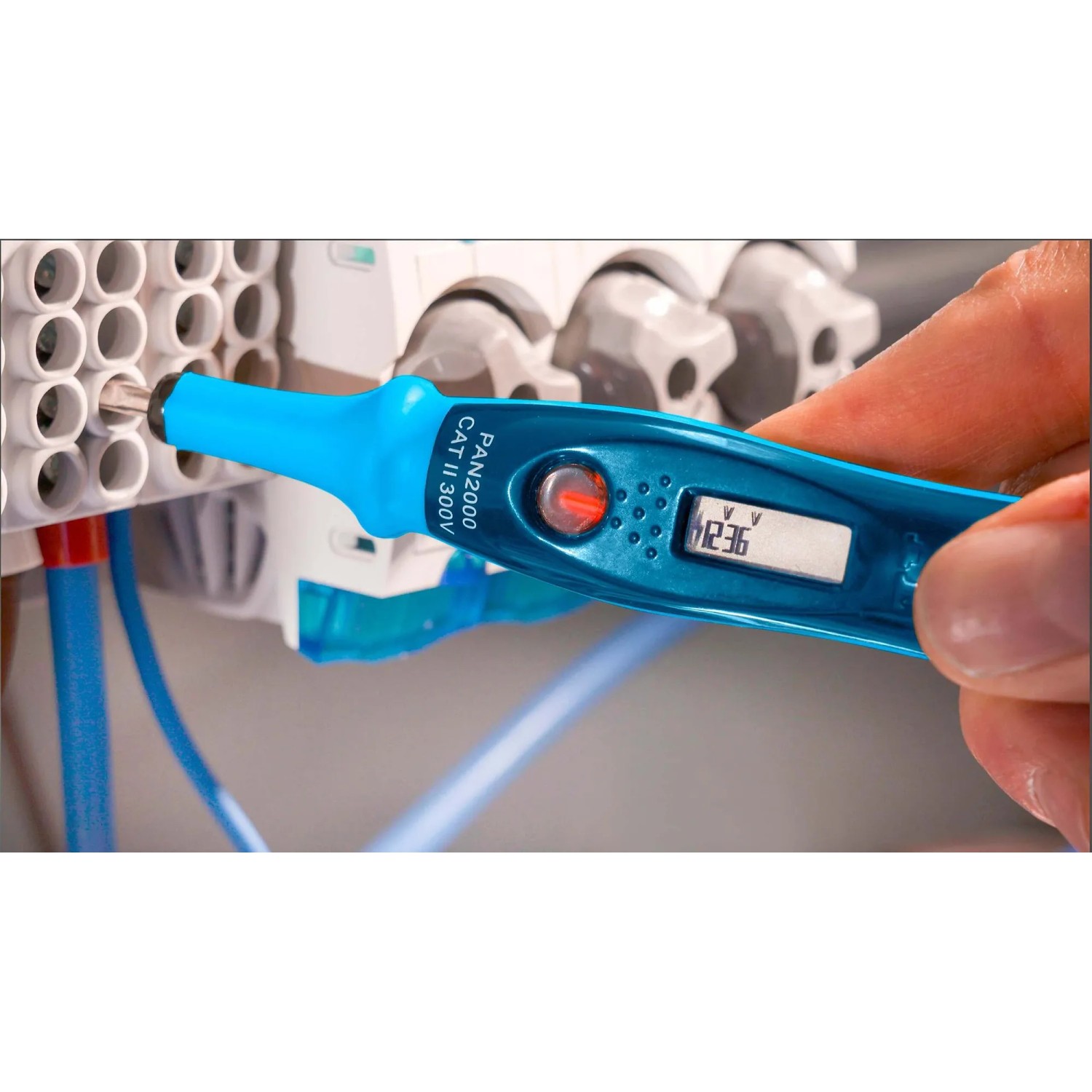 Pancontrol PAN 2000 Phasenprüfer bei Spannungsprüfung im Verteilerkasten.