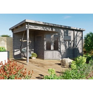 Graues Fjordholz 5-Eck Gartenhaus Leva 2E mit Doppeltür und Anbau im Garten.