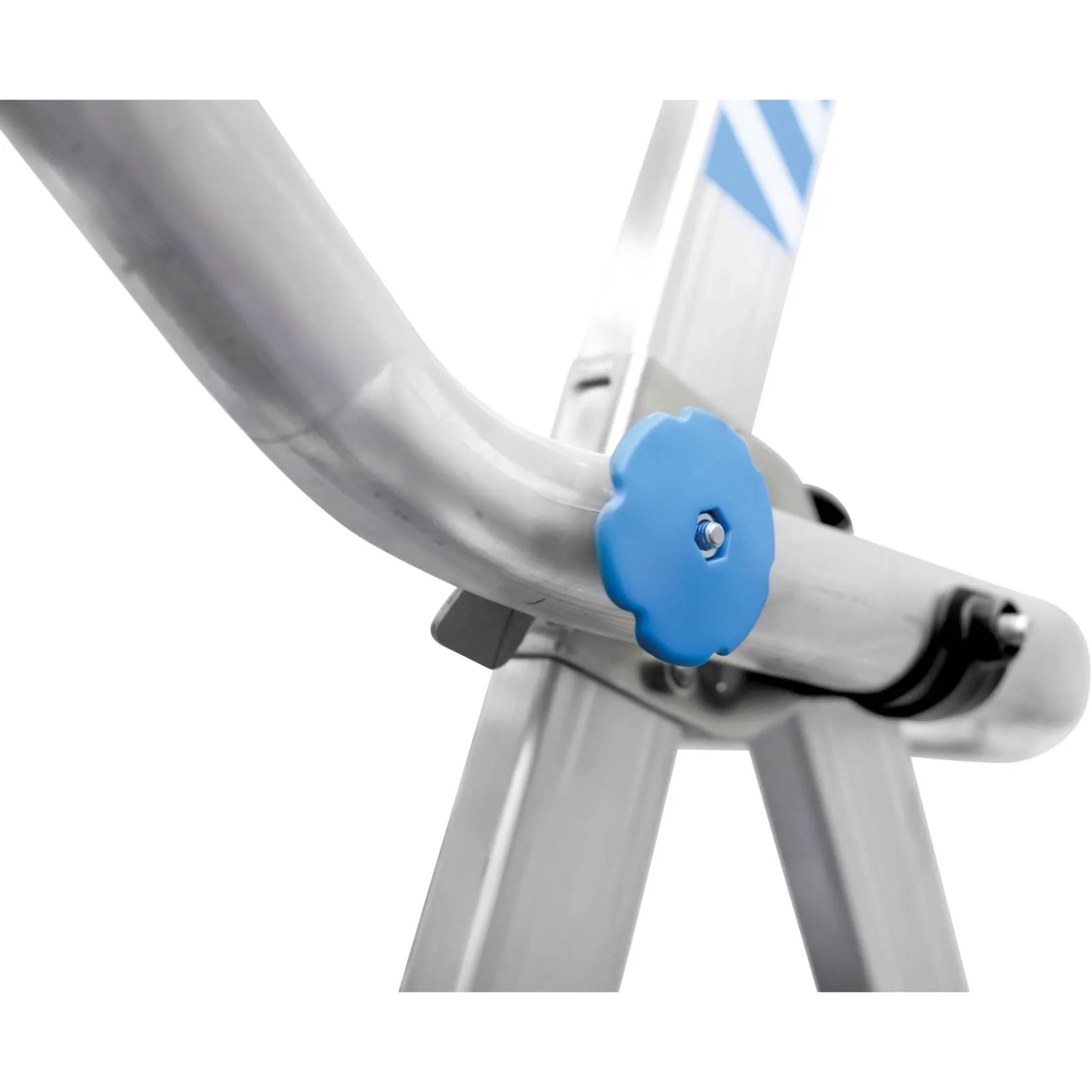 Detailaufnahme: Zarges Teleskop Plattformleiter, blaue Verstellschraube am silbernen Geländer.