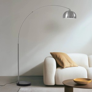Moderne Lindby Bogenleuchte Hernando aus Alu, eine stilvolle Stehlampe für Wohnzimmer.