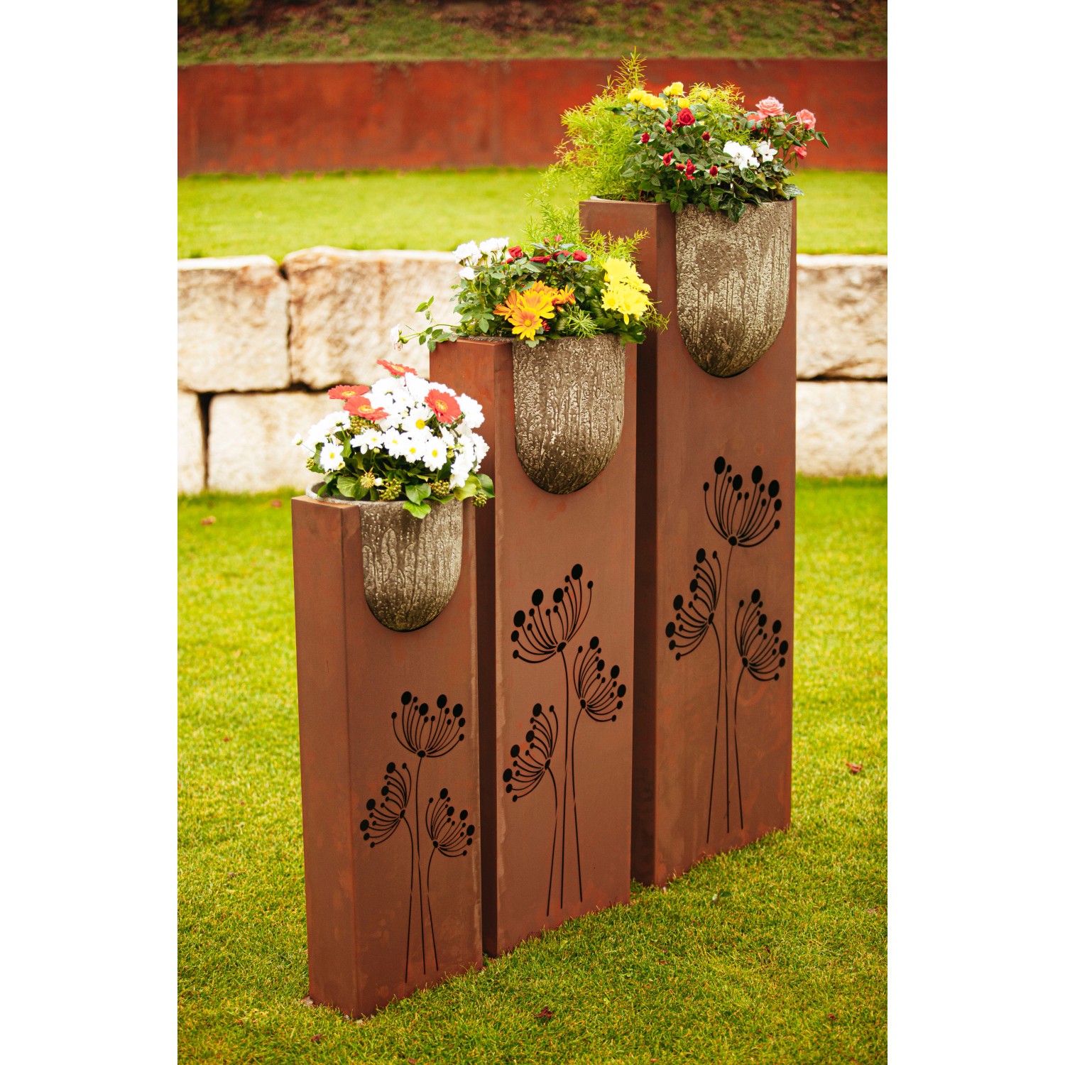 Ferrum Art Design Säulen-Set Stone, 3 Rostsäulen mit Kalkbetontöpfen, bepflanzt, Gartendeko.