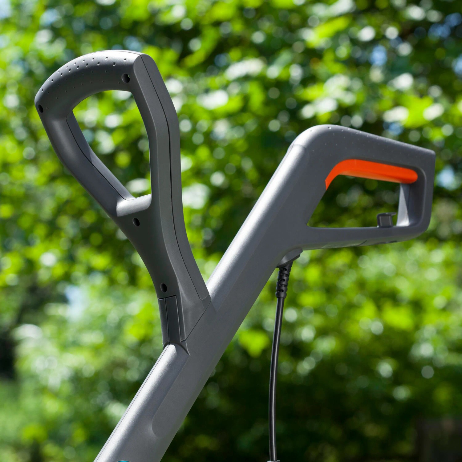 Gardena Elektro-Rasentrimmer SmallCut 300/23: Detailaufnahme der Griffe und des Kabels.