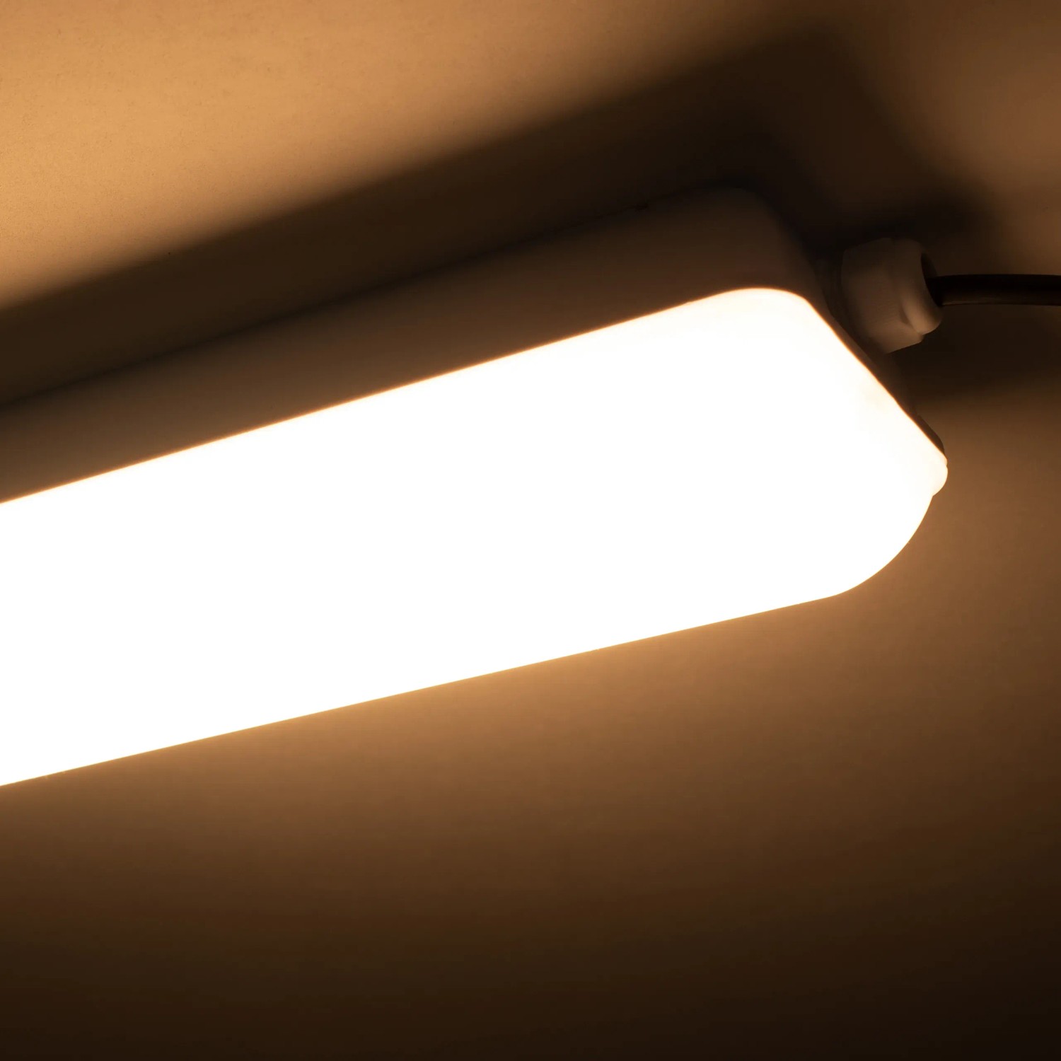 LED-Feuchtraumleuchte Strip, 11W, 30cm, mit justierbarer Farbe und Helligkeit. Ideal für Feuchträume.