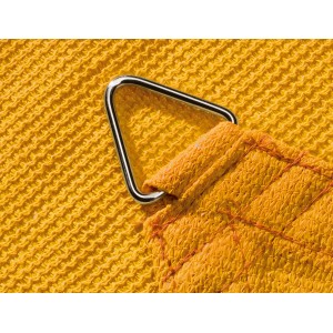 Detailaufnahme: Senfgelbes Sun City Sonnensegel Dreieck mit Metallring.