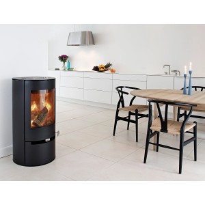 Schwarzer Aduro 9.1 Kaminofen (6 kW) mit Automatik im modernen Wohnraum.