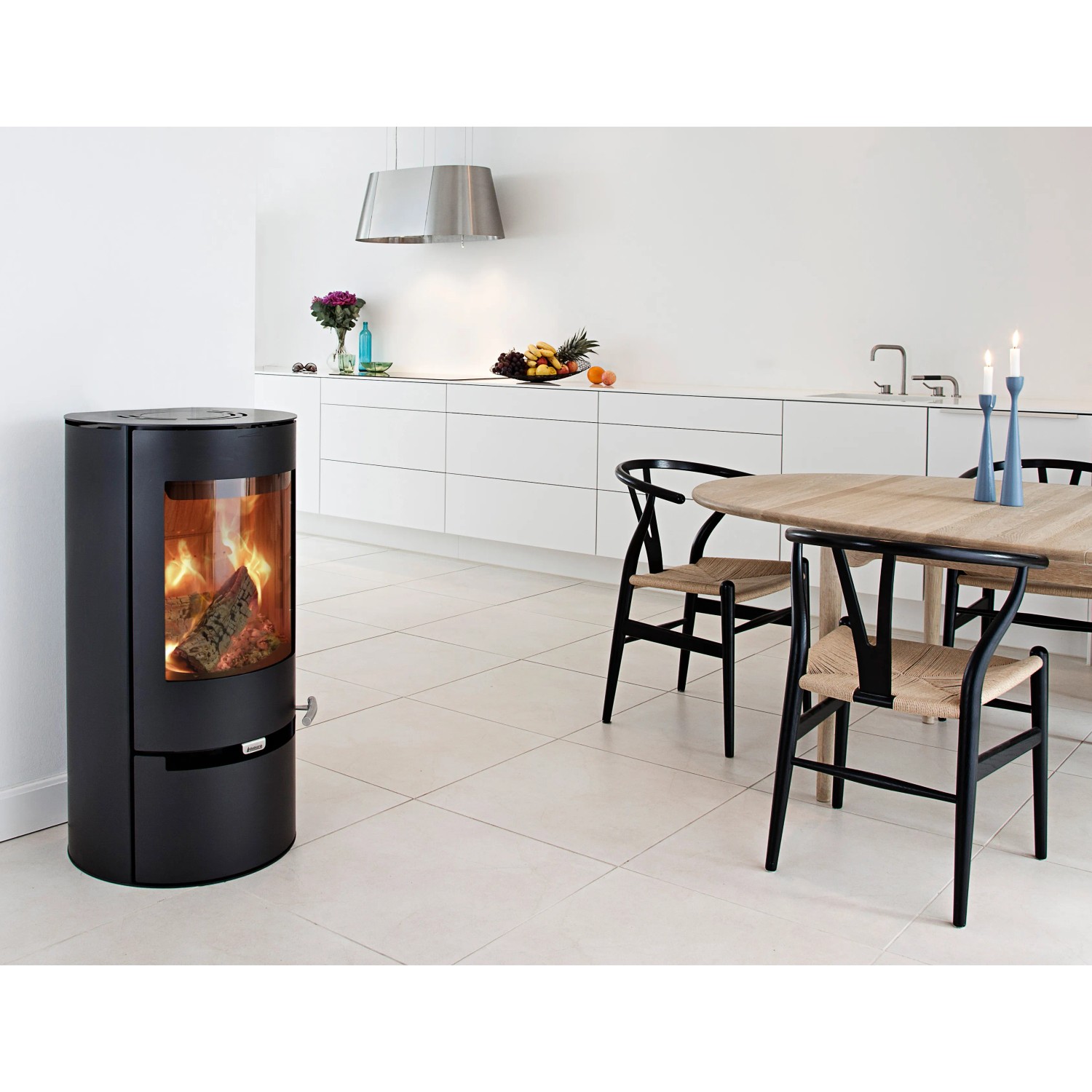 Schwarzer Aduro 9.1 Kaminofen (6 kW) mit Automatik im modernen Wohnraum.