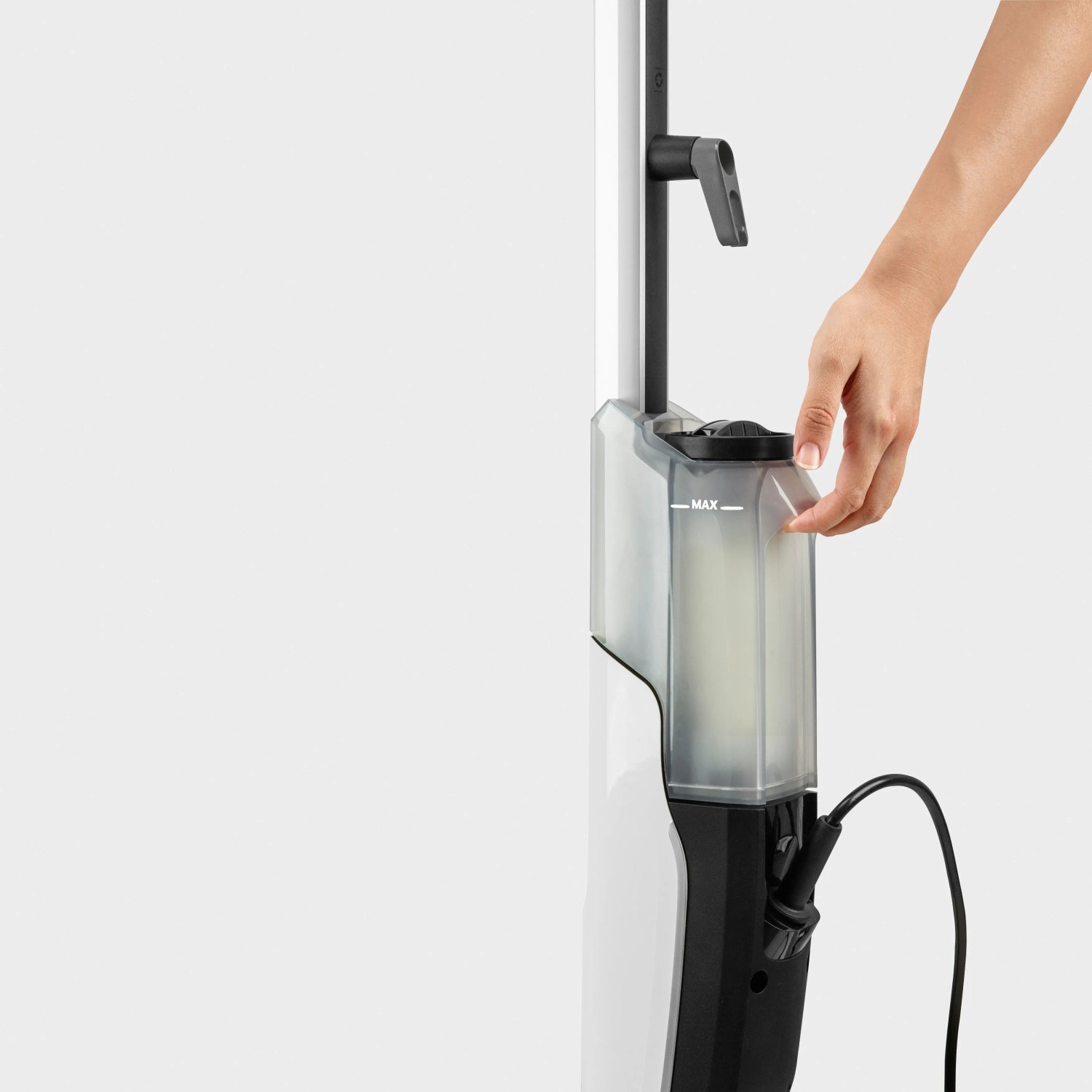 Detailaufnahme: Hand befüllt Wassertank des Kärcher Dampfmopp SC 2 Upright Anniversary Edition.