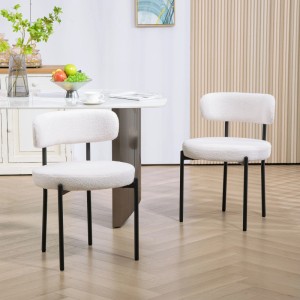 2er Set cremeweiße Essstühle mit Polyesterbezug und Stahlbeinen.