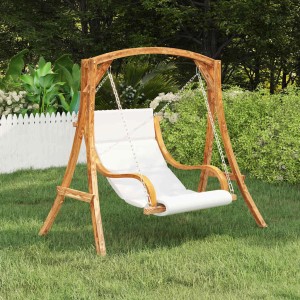 Hängeliege aus Bugholz mit Kissen, ohne Gestell. Ideal für entspannte Stunden im Garten.
