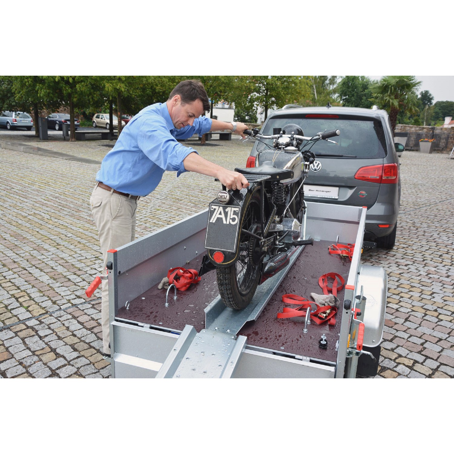 Stema Motorradtransportset auf Anhänger mit Motorrad, Zubehör für sicheren Transport.