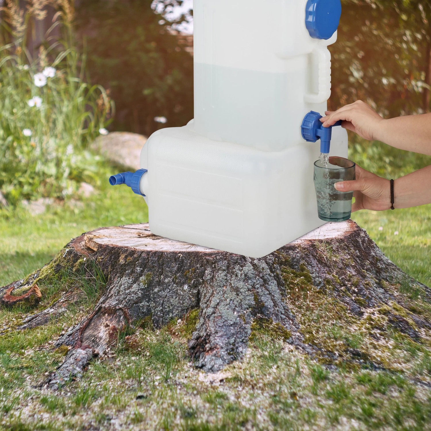 Weiß-blauer Relaxdays Wasserkanister 15L mit Hahn zum Campen.