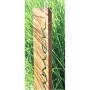 Rostbraune Cortenstahl Willkommen Spruchtafel mit Edelrost Patina im grünen Gras. Dekorative Figur für den Hauseingang.