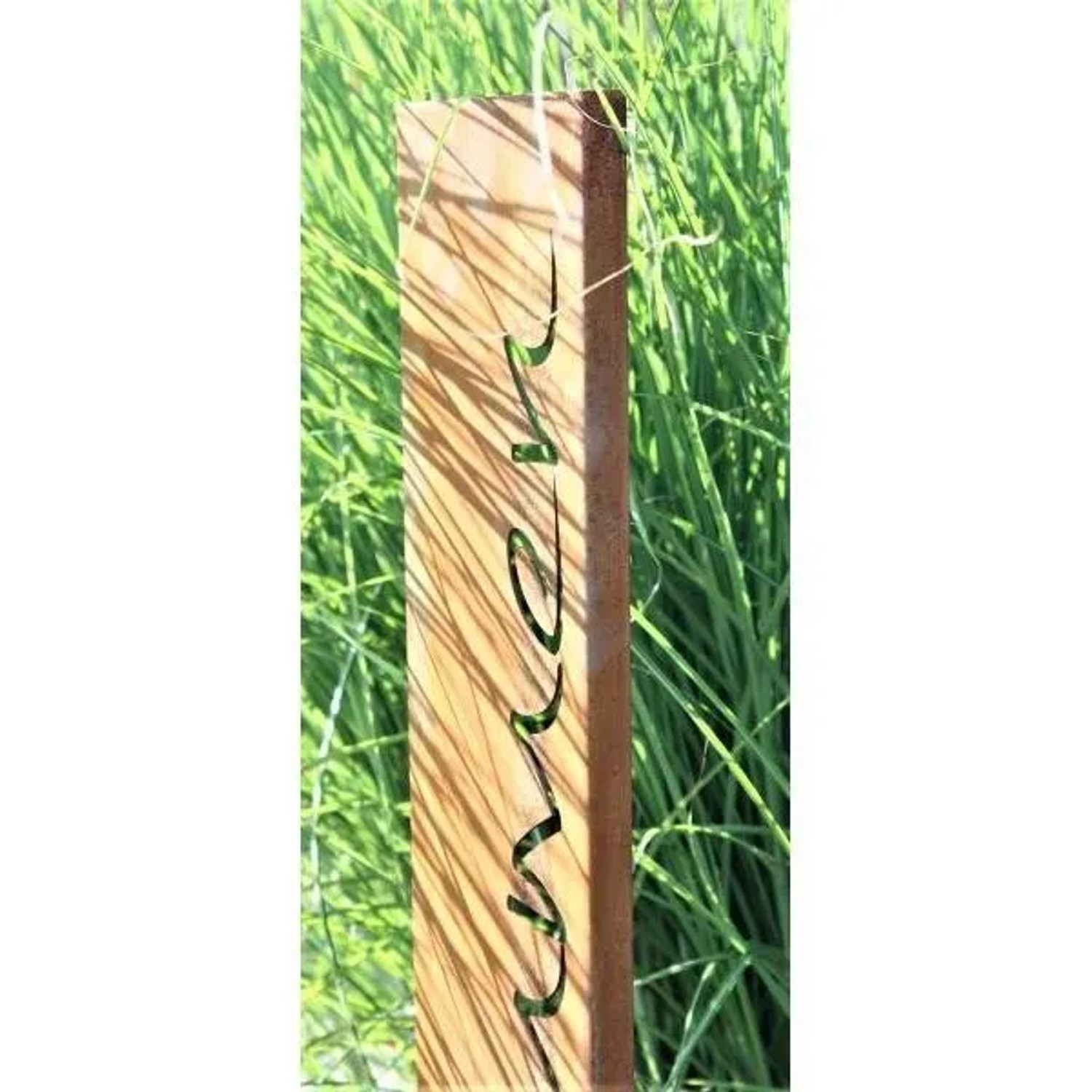 Rostbraune Cortenstahl Willkommen Spruchtafel mit Edelrost Patina im grünen Gras. Dekorative Figur für den Hauseingang.