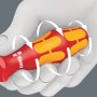 Wera isolierter Kreuzschlitz-Schraubendreher PZ1 mit ergonomischem Griff in Hand dargestellt.